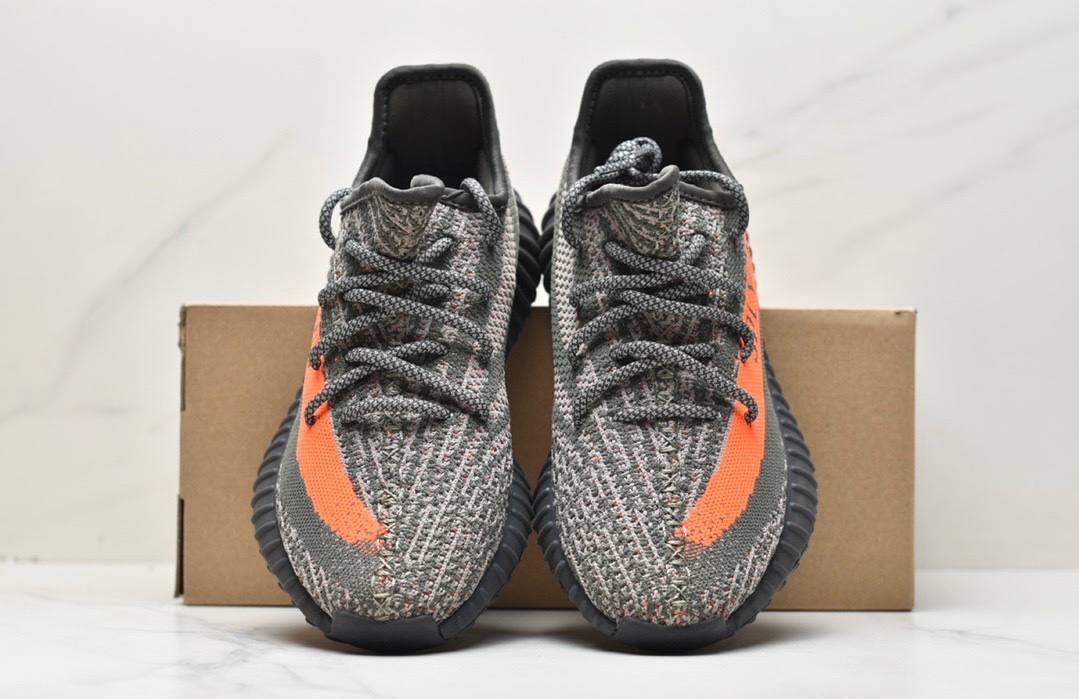 Yeezy 350 V2 Carbon Beluga обувки