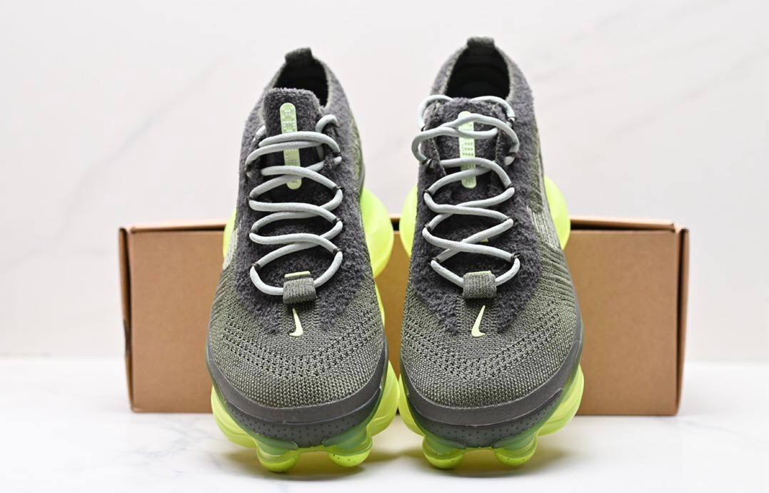 Scorpion Flyknit Обувки в цвят Barely Volt