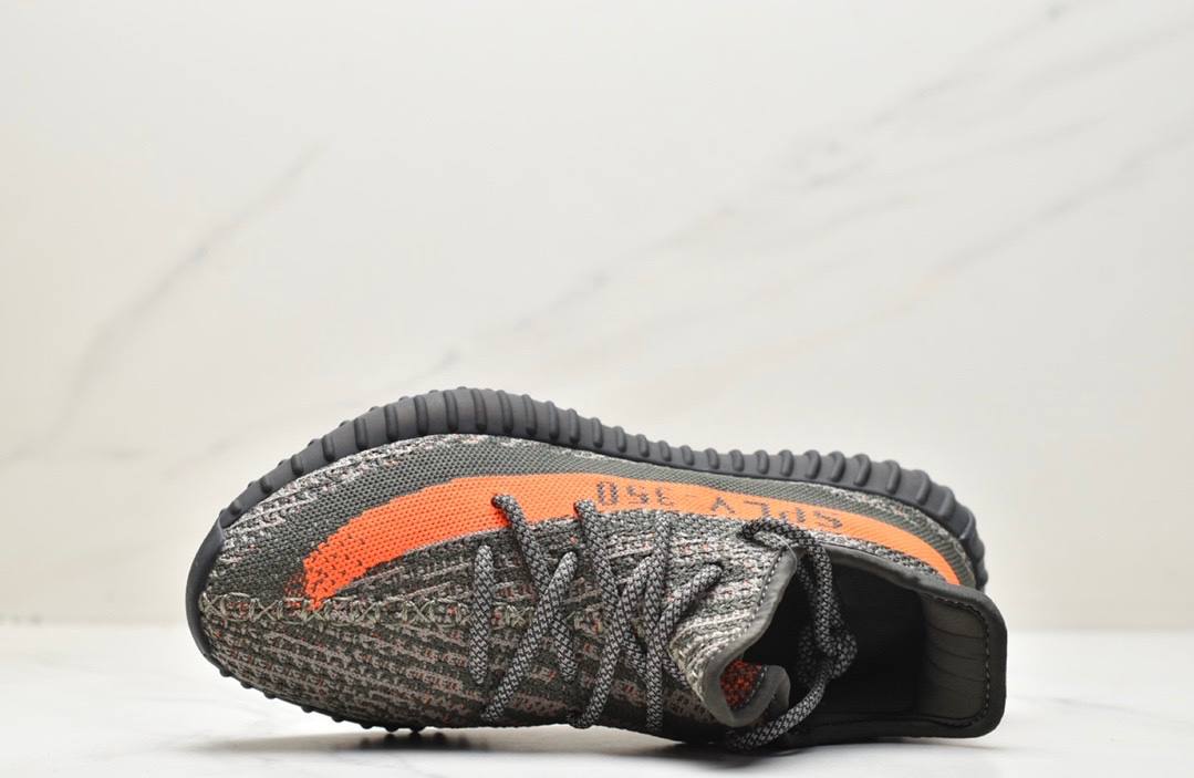 Yeezy 350 V2 Carbon Beluga обувки