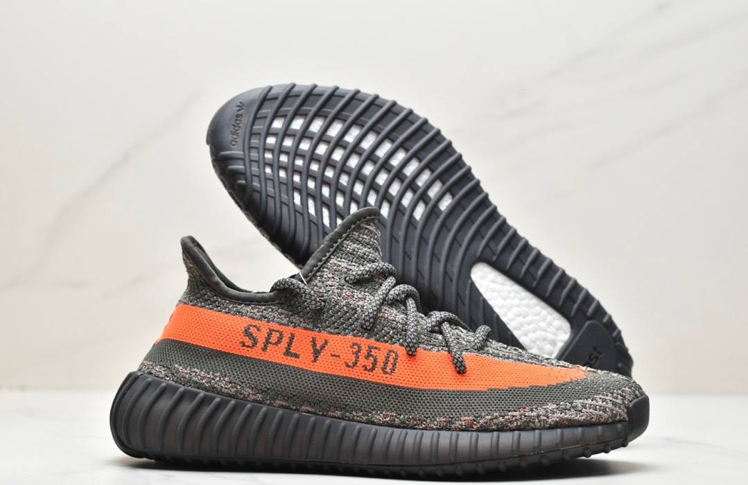 Yeezy 350 V2 Carbon Beluga обувки