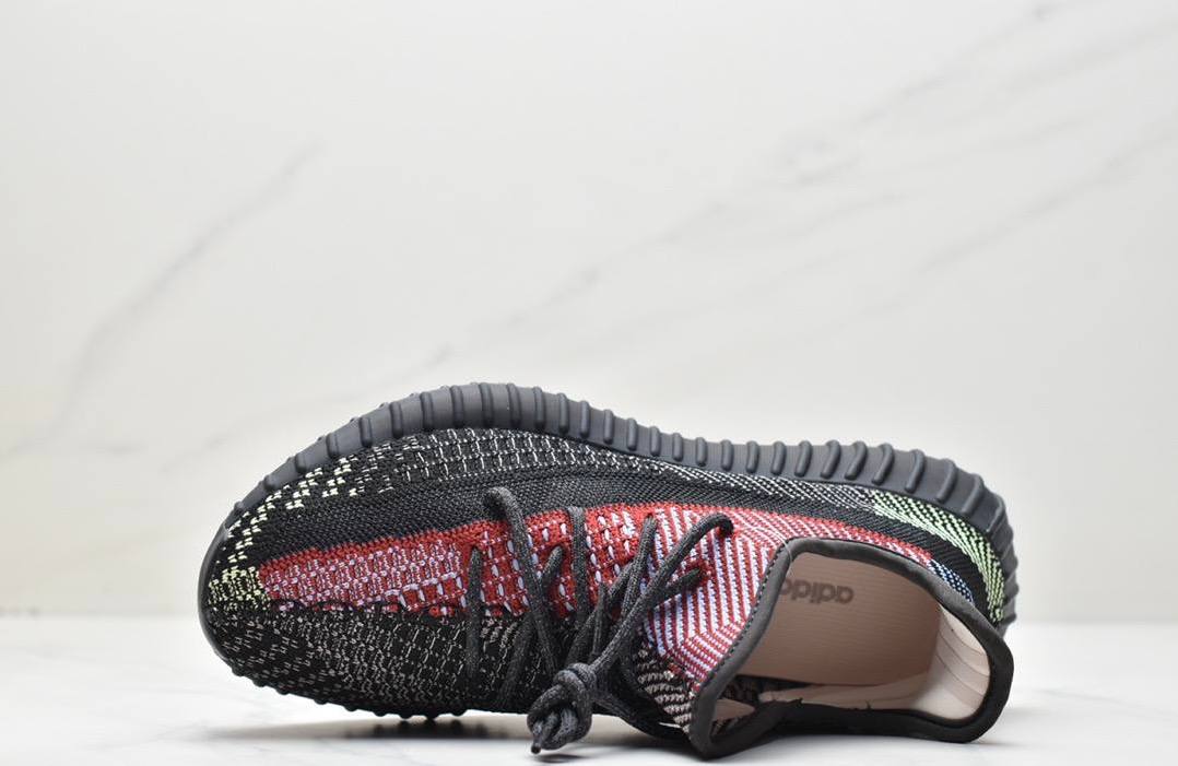 Yeezy 350 V2 Yecheil обувки