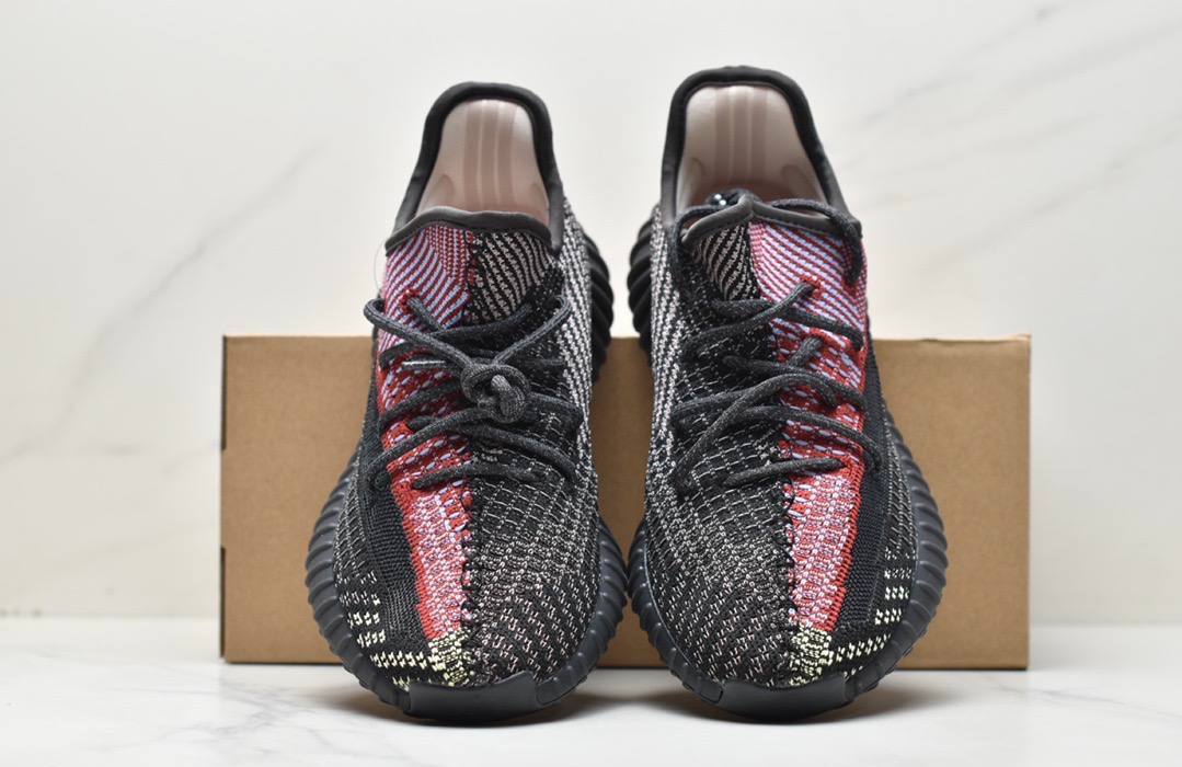Yeezy 350 V2 Yecheil обувки