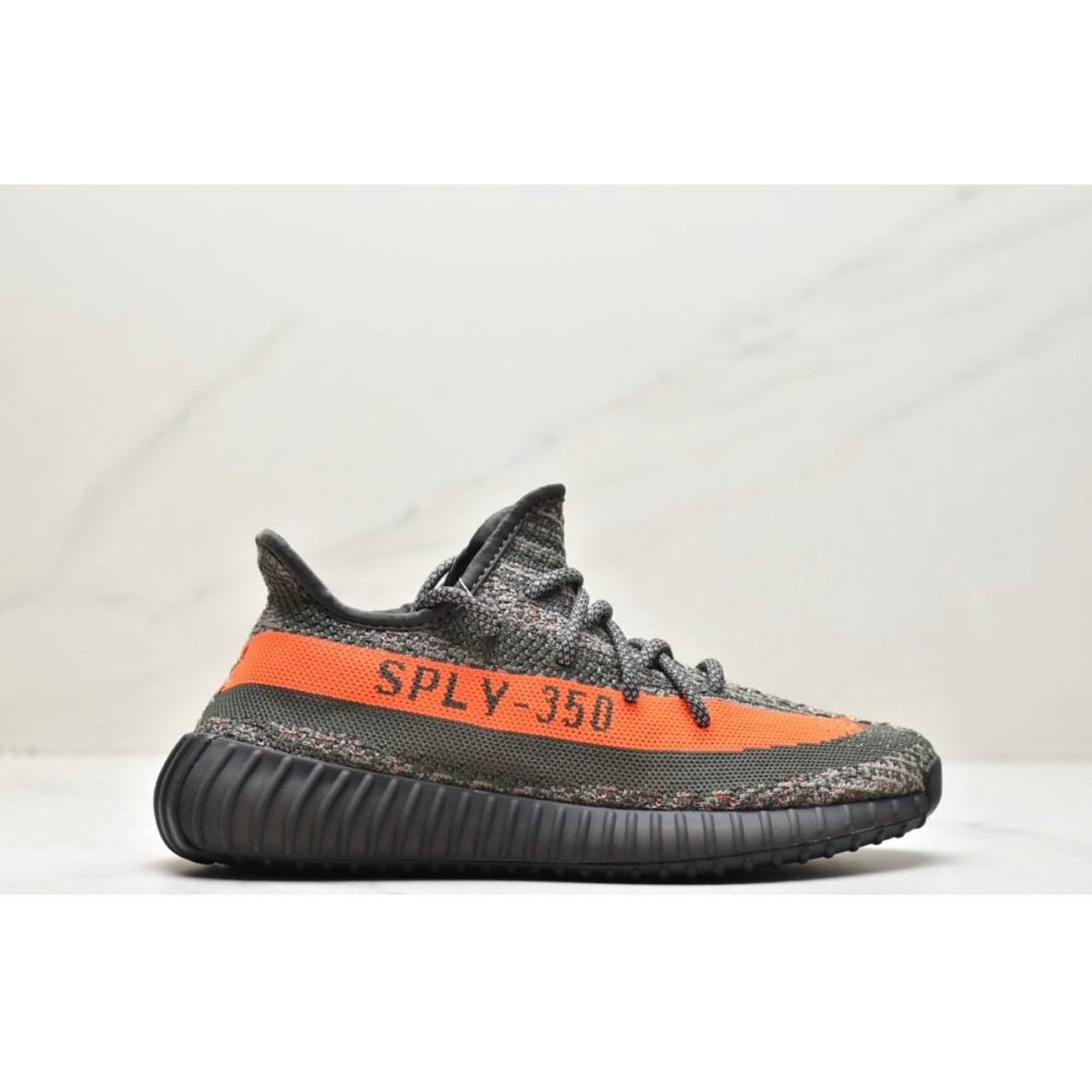 Yeezy 350 V2 Carbon Beluga обувки
