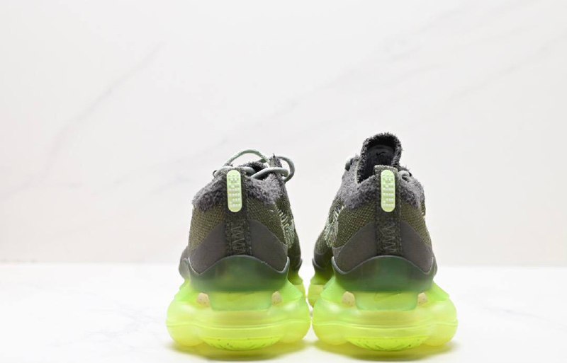 Scorpion Flyknit Обувки в цвят Barely Volt
