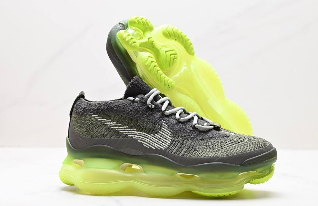 Scorpion Flyknit Обувки в цвят Barely Volt