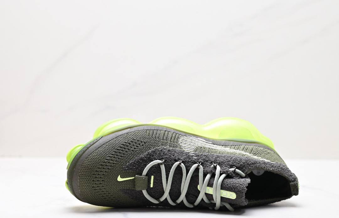 Scorpion Flyknit Обувки в цвят Barely Volt