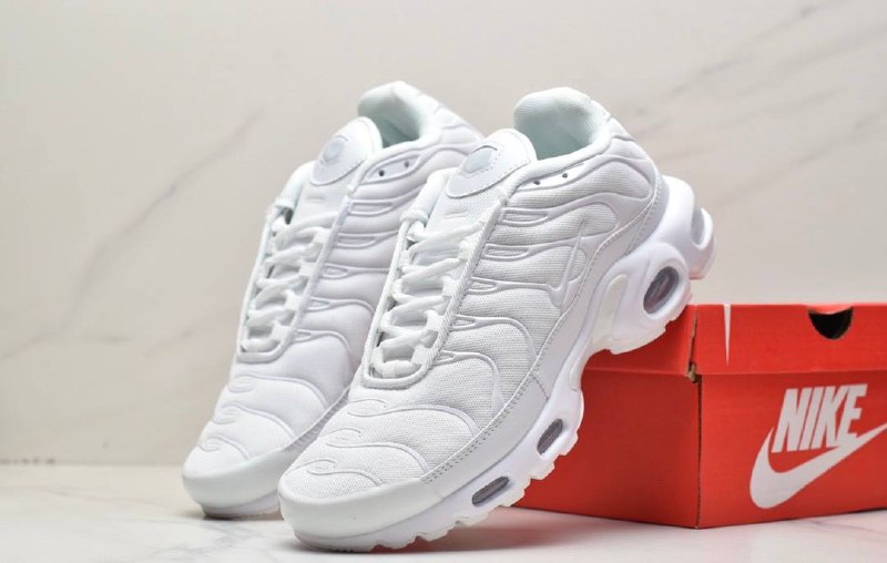 Air Max Plus изцяло бели обувки