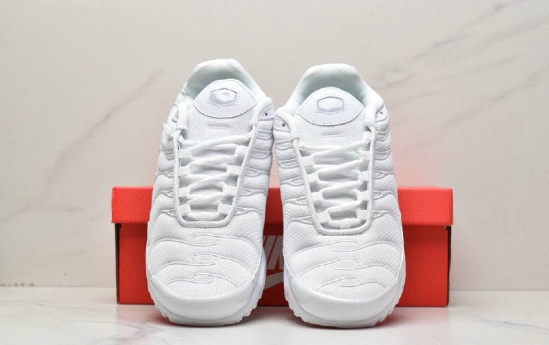 Air Max Plus изцяло бели обувки