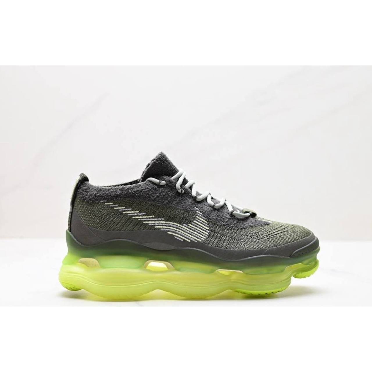 Scorpion Flyknit Обувки в цвят Barely Volt