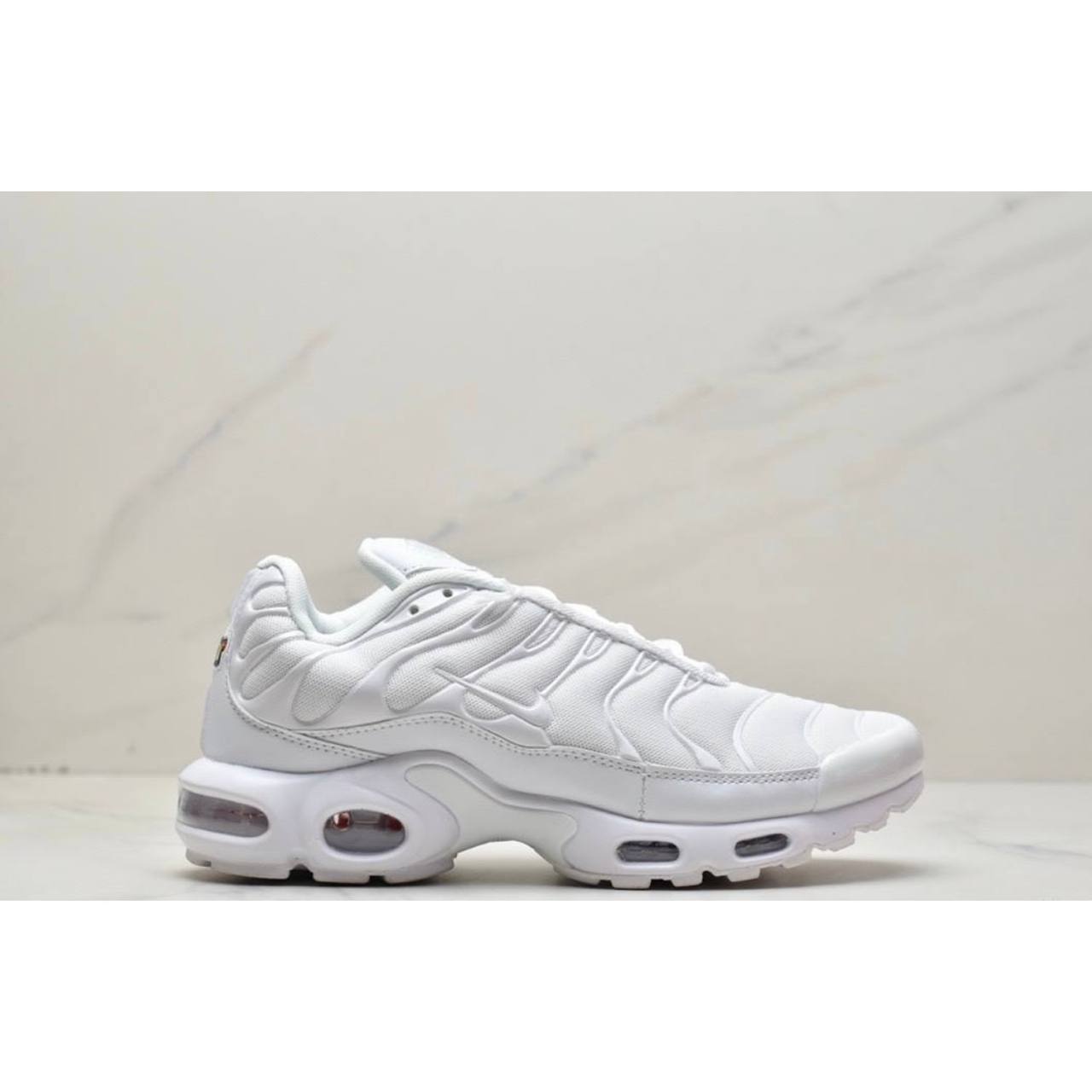 Air Max Plus изцяло бели обувки